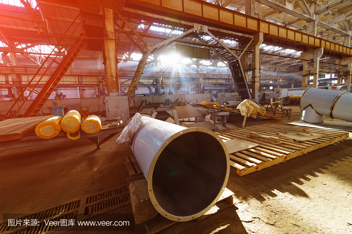 金属管在一个巨大的工厂仓库漏光。现代化工业发电厂内的设备。